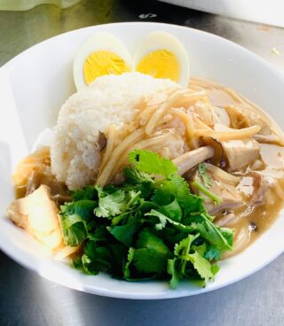 こんにちは！スタッフよしえです★
今週のスペシャルメニューは…
「カオナーガイ(鶏肉と筍の餡掛けご飯)」です！

優しい味付けでなんだかホッとするあんかけでございます！

ぜひ食べに来てください！！

#横浜#金沢文庫#ワイズキッチン#タイ料理#カレー#お弁当#テイクアウト