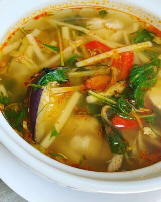 こんにちは！スタッフよしえです★
今週のスペシャルメニューは…
「野菜たっぷりタイの辛口スープカレー
〜ゲーンパー〜」です！

ちょっと辛いスープカレーですが野菜もモリモリ食べれるし寒い時に食べたらあったまるぅー。
ぜひ食べに来て下さい♪

#ワイズキッチン#タイ料理#カレー#ゲーンパー#金沢文庫#横浜#お弁当#テイクアウト
