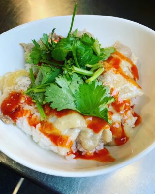 こんにちは！スタッフよしえです★

今週のスペシャルメニューは…
「豚肉の甘辛チーズ丼」です！

ホットチリソースとチーズが合うぅーー。
うまうまです。是非食べに来てください♪

#ワイズキッチン#横浜#金沢文庫#タイ料理#カレー#テイクアウト#お弁当