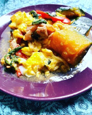 こんにちは！スタッフよしえです★

今週のスペシャルメニューは…
「豚肉とカボチャのふわふわ卵炒め」です！

ホクホクかぼちゃ。ふわふわ卵。うまうま。
お待ちしてます♪

#ワイズキッチン#横浜#金沢文庫#タイ料理#お弁当#テイクアウト#カレー